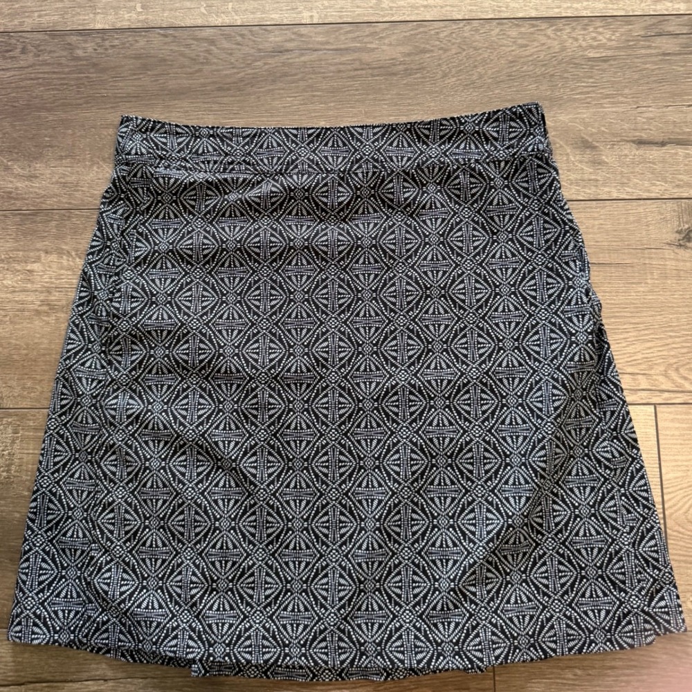 RipSkirt Hawaii Black White Geometric Wrap Skirt Medium Length 2 Hook Loop